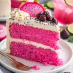 Rosa Drachenfrucht-Lebkuchen auf einem festlichen Teller