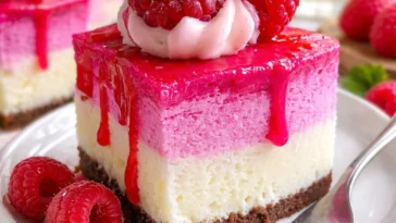 Rosa Samt Himbeer-Käsekuchen mit frischen Himbeeren und Cremefüllung