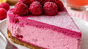 Rosa Samt Himbeer Käsekuchen, fruchtiger Käsekuchen mit Himbeeren
