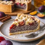 Saftiger Zwetschgen Mohnkuchen mit Pudding und Streuseln auf einem Teller