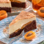 Sägespänetorte mit Aprikosen auf einem Teller serviert.
