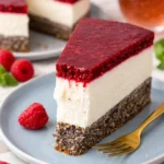 Schneewittchen Torte mit Himbeer, Mohn und Topfen auf einem dekorativen Teller