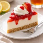 No-Bake Erdbeer-Käsekuchen-Becher auf einem Tisch dekoriert mit frischen Erdbeeren