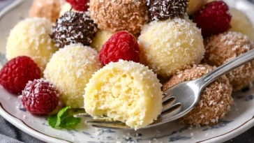 Schnelle Käsekuchen-Kugeln auf einem Teller, perfekt für süße Snacks.