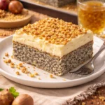 Schneller Mohnkuchen ohne Boden mit Paradiescreme auf einem Teller.