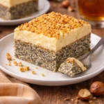 Schneller Mohnkuchen ohne Boden mit Paradiescreme auf einem Teller