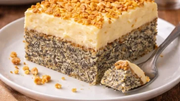 Schneller Mohnkuchen ohne Boden mit Paradiescreme auf einem Teller