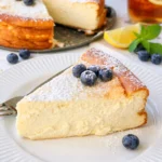 Schneller Quarkkuchen ohne Boden auf einem Teller serviert