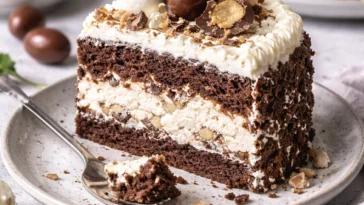 Schoko Bon Torte dekoriert für Ostern mit bunten Eiern