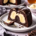 Leckerer Schoko-Gugelhupf mit cremiger Cheesecakefüllung auf einem Teller