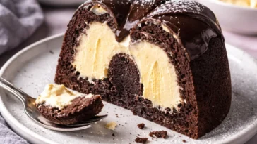 Leckerer Schoko-Gugelhupf mit cremiger Cheesecakefüllung auf einem Teller