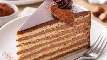 Himmlische Schokoladen Buttercreme Torte mit reicher Schokoladendekoration.