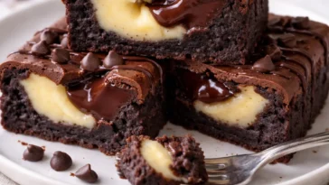 Schokoladen-Cookies mit Frischkäse auf einem Teller