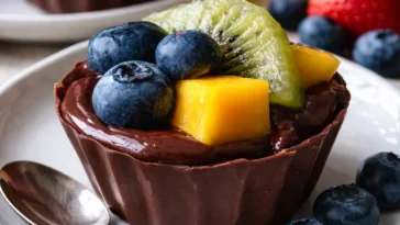 Schokoladen-Frucht-Blumentöpfe dekorativ und lecker.