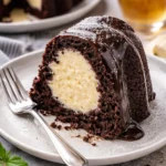 Schokoladen-Gugelhupf mit leckerer Cheesecake-Füllung auf einem Teller