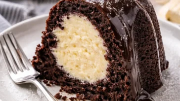 Schokoladen-Gugelhupf mit leckerer Cheesecake-Füllung auf einem Teller