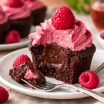 Schokoladen-Himbeer-Cupcakes mit frischen Himbeeren und Schokoladenglasur