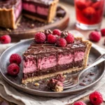 Leckere Schokoladen-Himbeertorte mit frischen Himbeeren und Schokoladenglasur