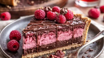 Leckere Schokoladen-Himbeertorte mit frischen Himbeeren und Schokoladenglasur
