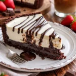 Delizioso Schokoladen-Käsekuchen mit cremiger Käsefüllung und Schokoladenglasur.