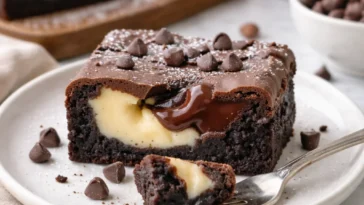 Leckere Schokoladenkekse frisch gebacken auf einem Teller.