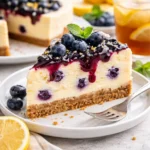 Schokoladenkuchen mit Frischkäse-Frosting auf einem Teller