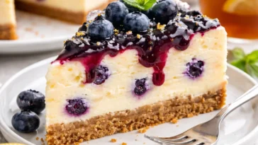 Schokoladenkuchen mit Frischkäse-Frosting auf einem Teller