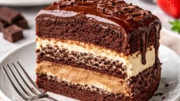 Schokoladenkuchen mit Frischkäsefüllung auf einem Tisch