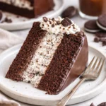 Schokoladenkuchen mit Oreo-Creme-Käse auf einem Teller serviert