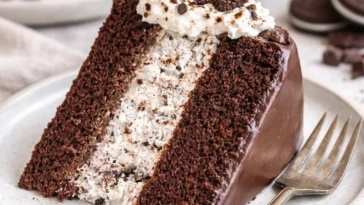 Schokoladenkuchen mit Oreo-Creme-Käse auf einem Teller serviert