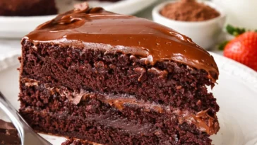 Saftiger Schokoladenkuchen mit Schokoladen-Frischkäse-Frosting