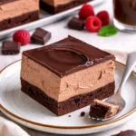 Leckere Schokoladenmousse Brownies auf einem Teller serviert