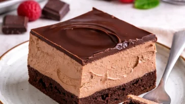 Leckere Schokoladenmousse Brownies auf einem Teller serviert