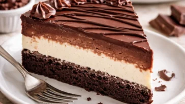 Schwarze Krawatte Mousse Kuchen, ein elegantes Dessert mit reichhaltiger Schokolade.