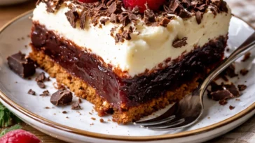 Schwarzwälder Puddingkuchen vom Blech mit Schokolade und Sahne