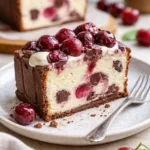 Schwarzwälder Zupfkuchen mit Schokolade und Kirschen, serviert auf einem Teller