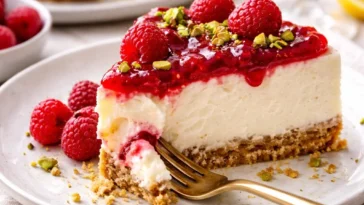 Selbstgemachte Weihnachtsmarmelade im Glas mit saisonalen Zutaten