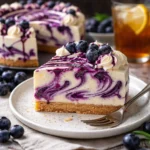 Sleek White Chocolate Blueberry Chocolate Cake mit Sahne und frischen Blaubeeren