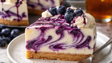 Sleek White Chocolate Blueberry Chocolate Cake mit Sahne und frischen Blaubeeren