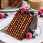 Himmlische Spartak Torte mit Schichten und Schokolade