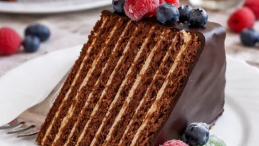 Himmlische Spartak Torte mit Schichten und Schokolade