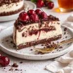 Leckere Stracciatella-Kirsch-Torte auf einem Teller serviert