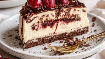 Leckere Stracciatella-Kirsch-Torte auf einem Teller serviert