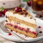 Stracciatella Kirsch Torte, saftig und cremig, verziert mit Kirschen und Schokolade