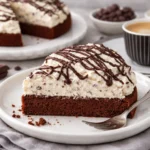 Leckere Stracciatella-Torte mit Schokolade und Sahne