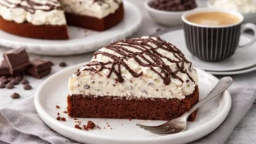 Leckere Stracciatella-Torte mit Schokolade und Sahne