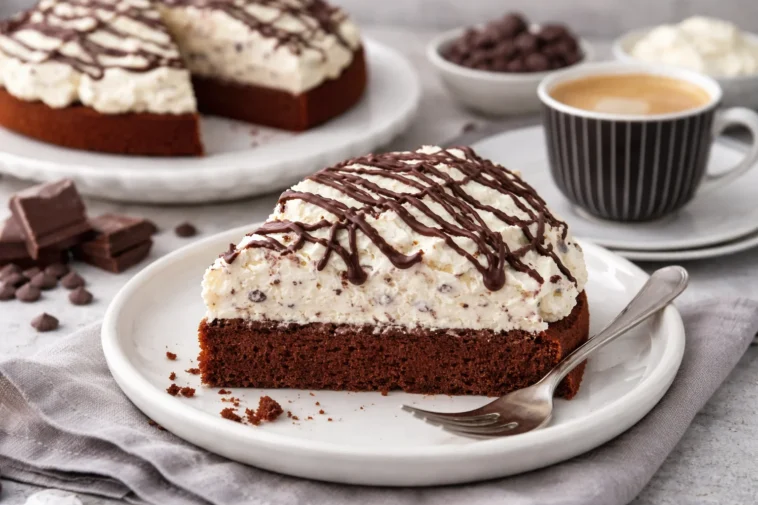 Leckere Stracciatella-Torte mit Schokolade und Sahne