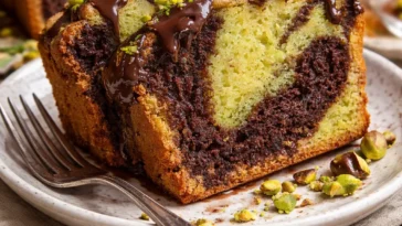 Leckeres Triple Chocolate Pistazienbrot aus nur 1 Schüssel