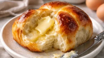 Traditionelles Rezept für heiße Quarkbällchen frisch zubereitet