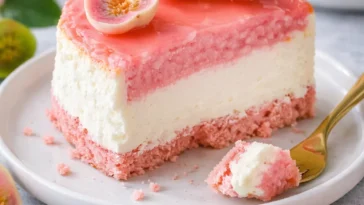 Tropisches Hawaiiguanabrot mit cremiger Glücksfüllung auf einem Teller